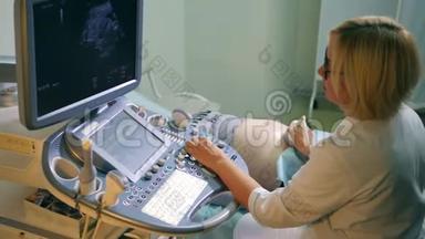 在医院检查的孕妇。